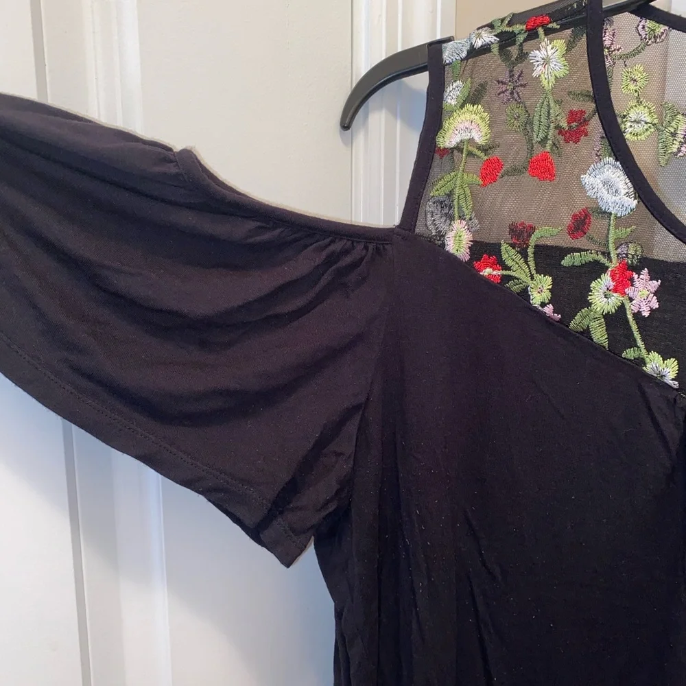 Women Sheer off the shoulder top - Picture 2 of 4